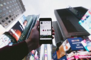 iPhone in a large city represenging using social media in job search