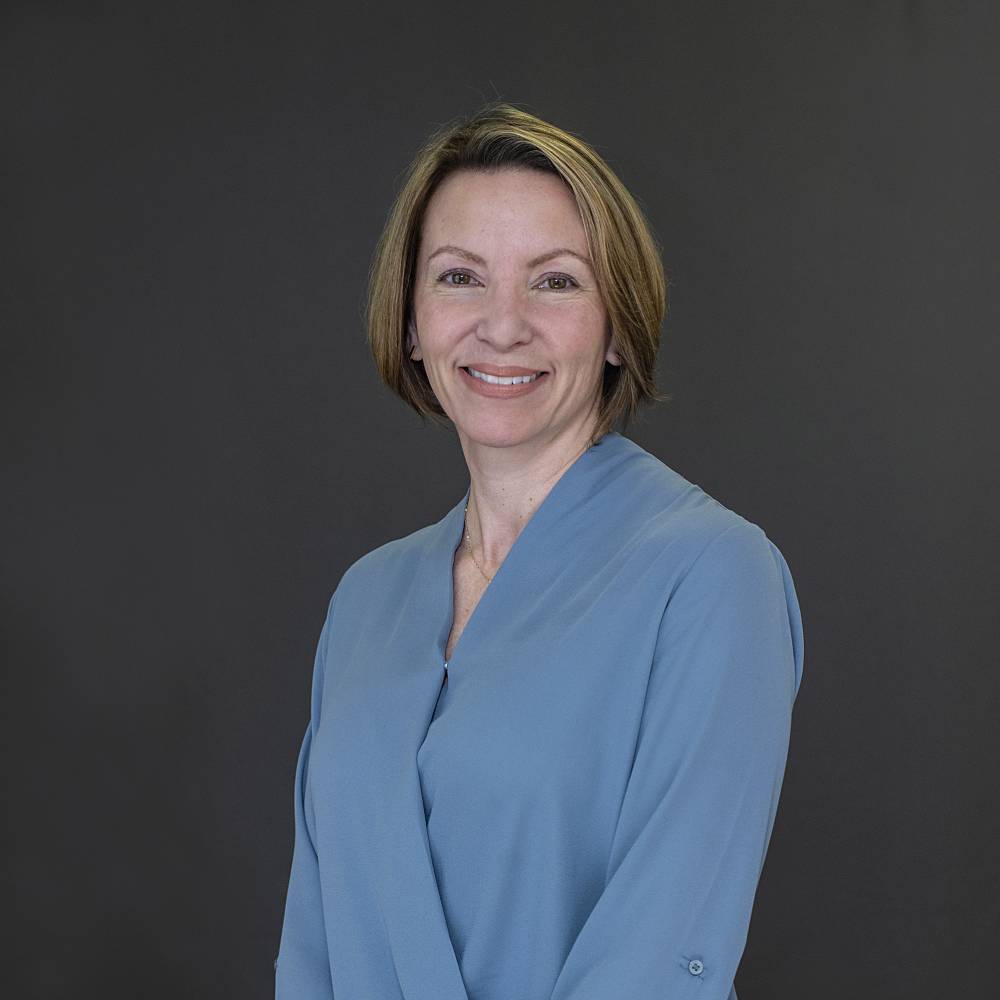 photo of Recruiter Danielle Cox in blue top
